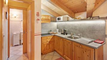 Jääkaappi, mikroaaltouuni, liesi, astianpesukone