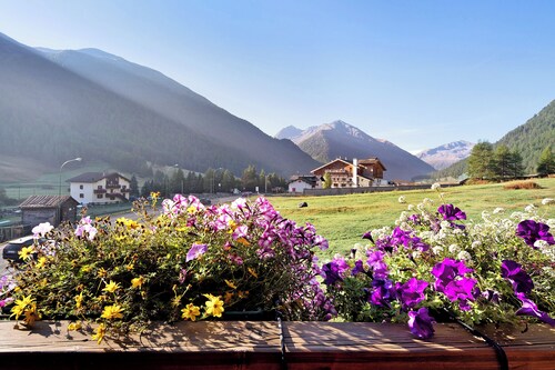 Holiday Apartment 'Stelle Chalet Martina' Near Ski Slopes with Garden & Wi-Fi