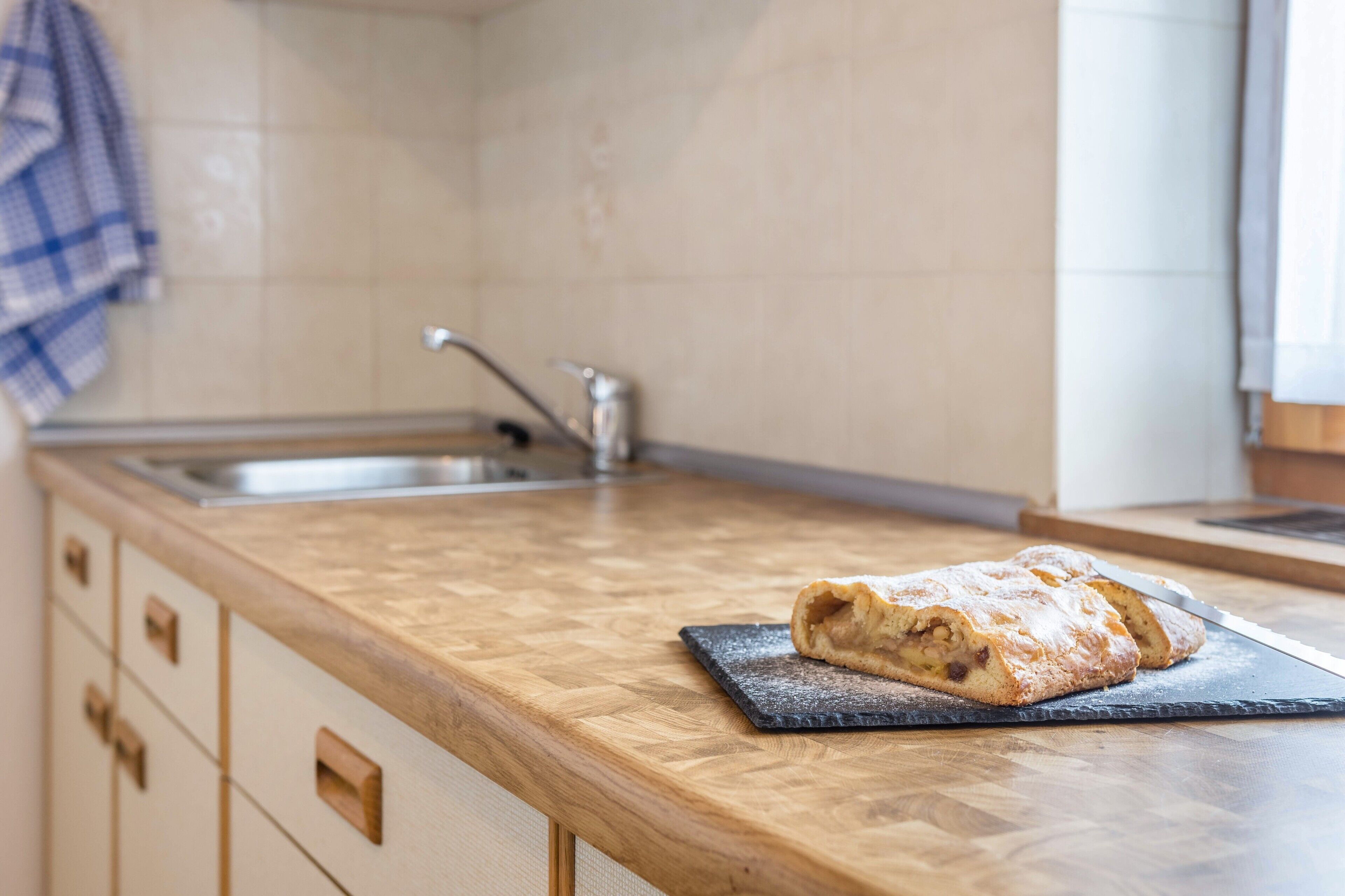 Kühlschrank, Mikrowelle, Herdplatte, Wasserkocher mit Kaffee-/Teezubehör