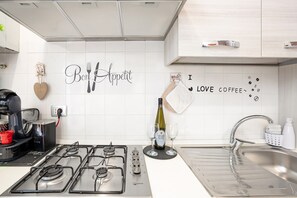 Een koelkast, een oven, een kookplaat, een koffiezetapparaat/waterkoker