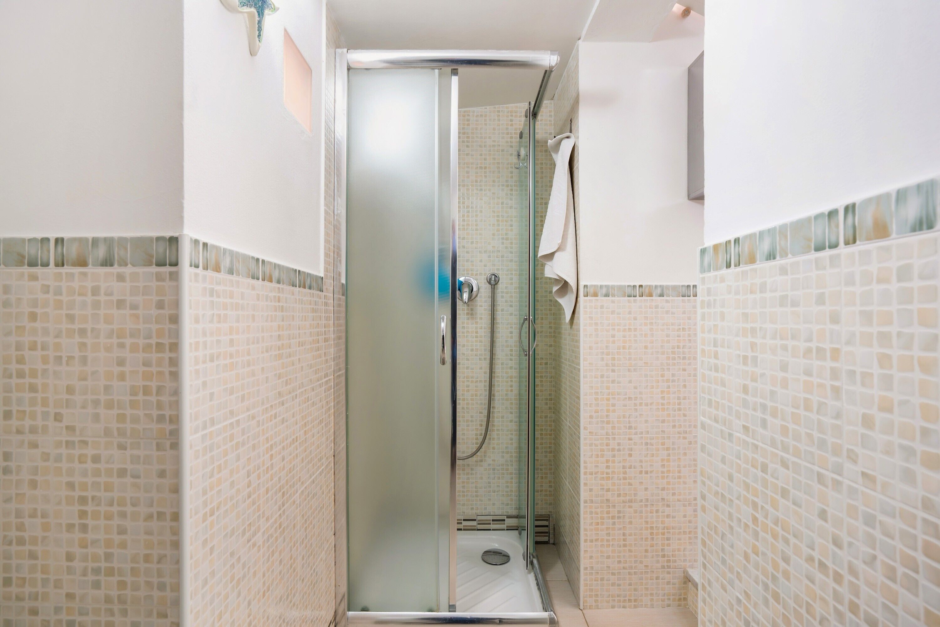 Dusche, kostenlose Toilettenartikel, Haartrockner, Handtücher