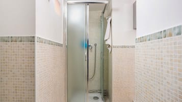 Dusche, kostenlose Toilettenartikel, Haartrockner, Handtücher
