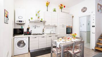 Fridge, oven, stovetop, coffee/tea maker