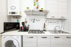 ثلاجة، فرن، موقد طهي مسطح، ماكينة لصنع القهوة/الشاي