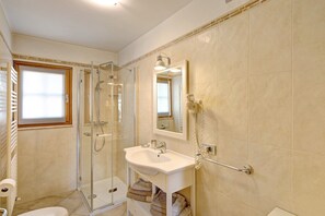 Een douche, een haardroger, handdoeken