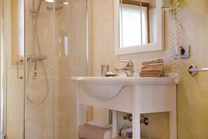 Shower, free toiletries, hair dryer, towels - Apartment 'Terra Chalet Martina' with Mountain View, Garden & Wi-Fi (Livigno)