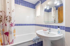 Baignoire, articles de toilette gratuits, sèche-cheveux