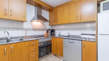 KĂŒhlschrank, Mikrowelle, Ofen, Herdplatte