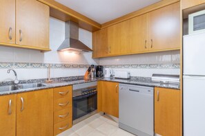 Frigorífico, microondas, horno y placa de cocina