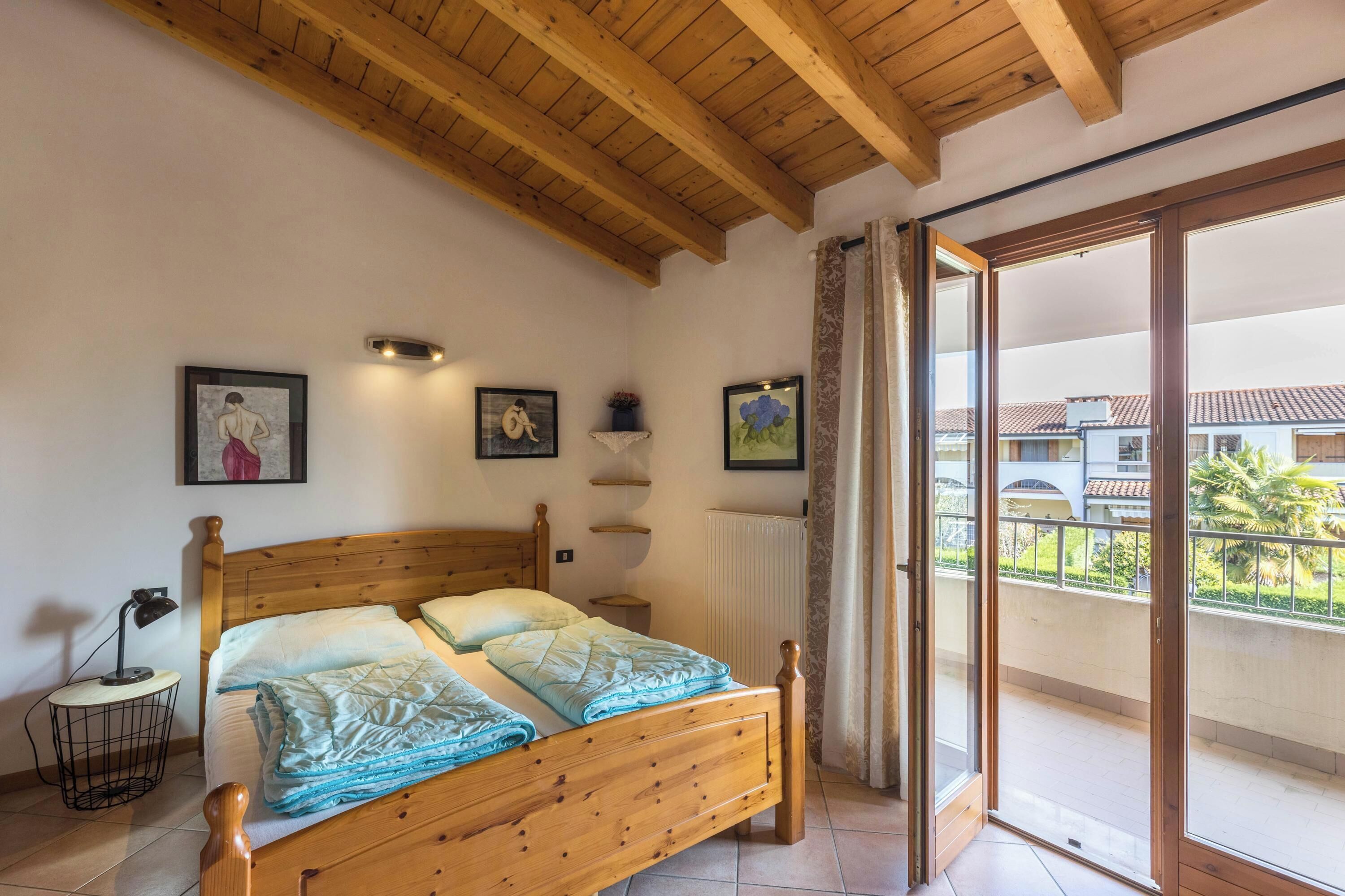 1 soverom og strykejern/-brett