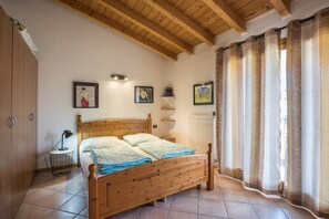 1 bedroom, iron/ironing board - Apartment 'Lazise Colá' with Shared Pool, Private Terrace and Air Conditioning (Colá di Lazise-VR)