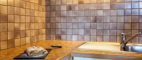 Refrigerador, parrilla de estufa, cafetera y tetera y tetera eléctrica