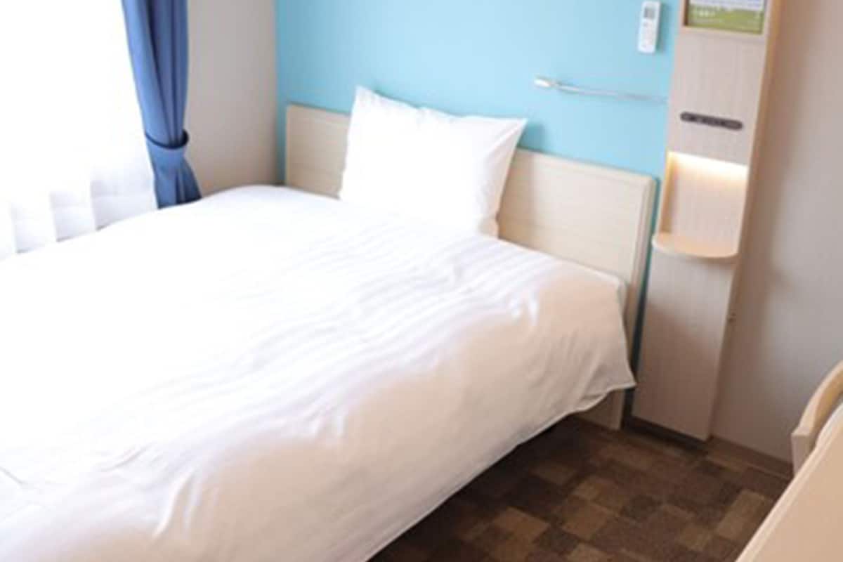 1 bedroom, individually decorated, desk, laptop workspace