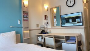 A hotel room with a bed, a desk with a computer, a clock, and a small refrigerator. - Toyoko Inn Yokohama Shiei-chikatetsu Center Minami-eki (Yokohama)