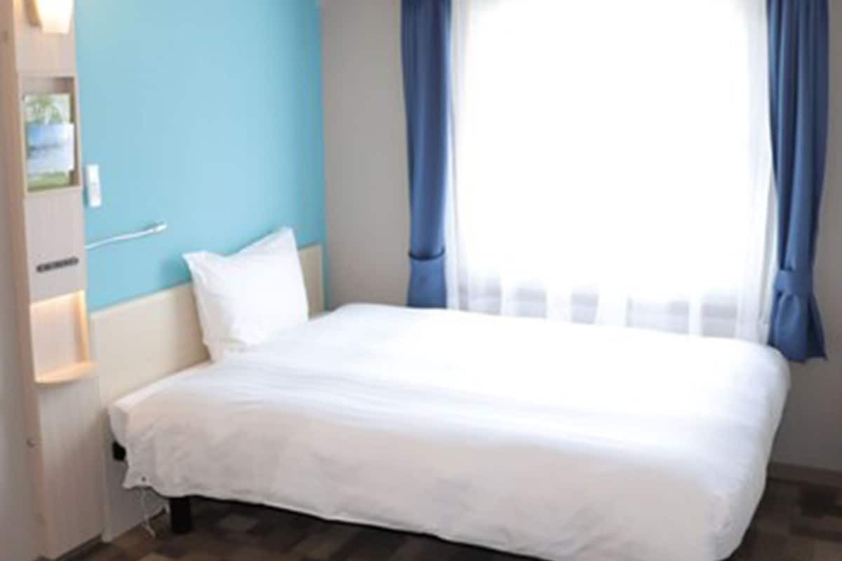 1 bedroom, individually decorated, desk, laptop workspace