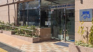 A building entrance with a glass door, a sign with Japanese characters, and a wheelchair-accessible ramp. - Toyoko Inn Yokohama Shiei-chikatetsu Center Minami-eki (Yokohama)