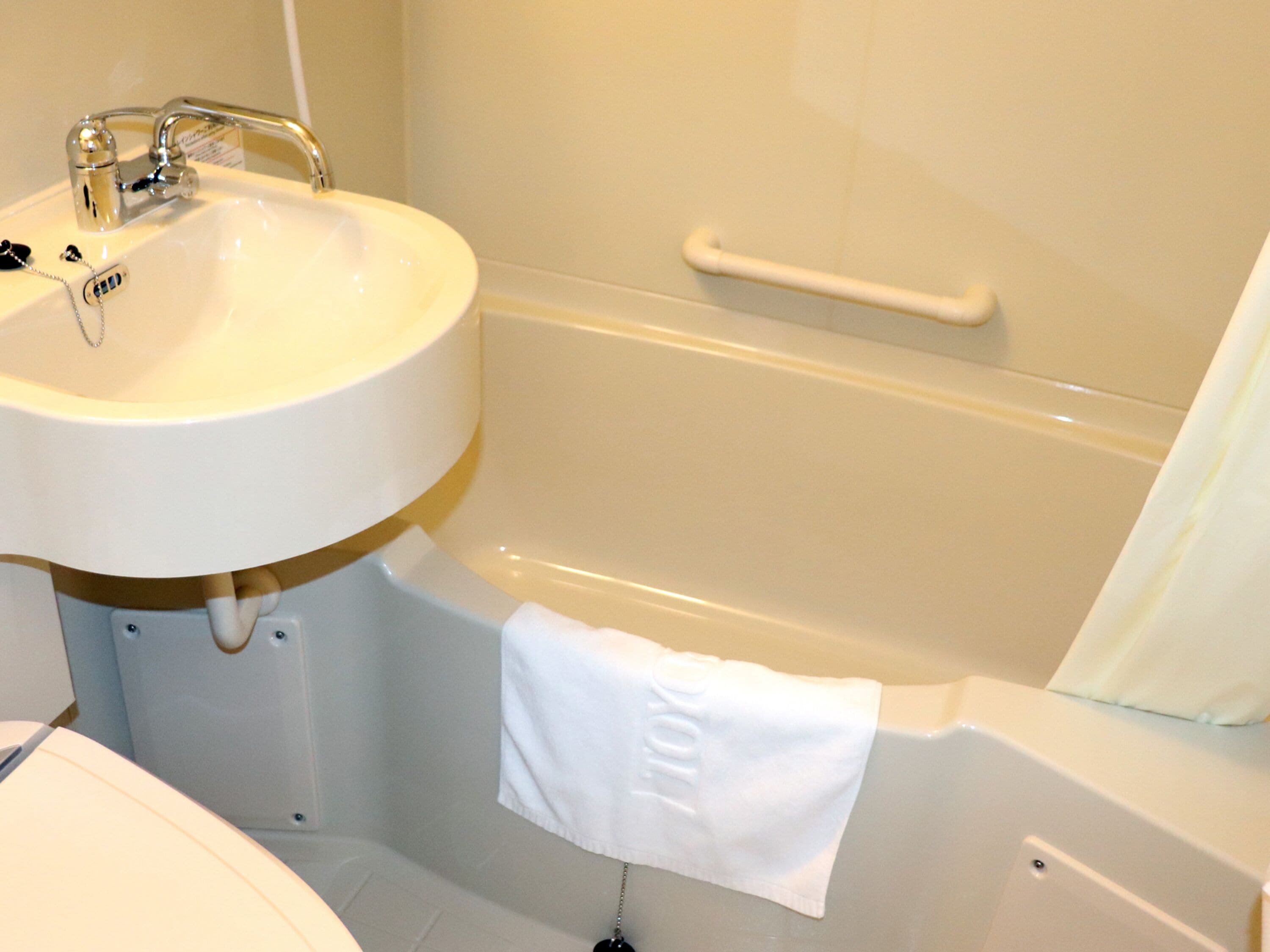 combined shower/bathtub, hydromassage showerhead, free toiletries