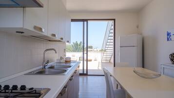 Een koelkast, een microgolfoven, een oven, een kookplaat