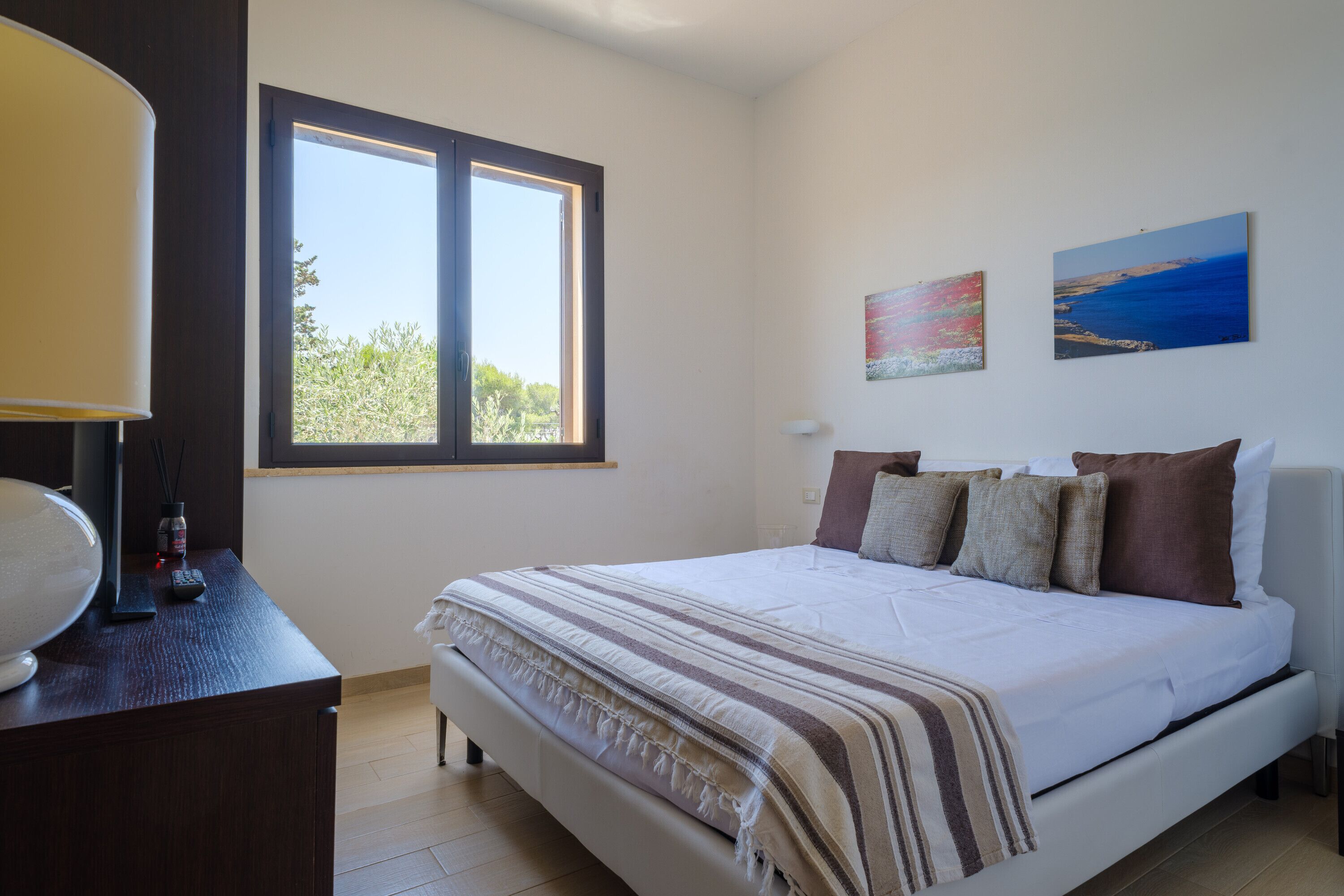 2 quartos, ferros/tábuas de passar roupa, roupa de cama