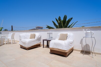 Apartment 'Villa Scoglio' near the sea with garden and private terrace