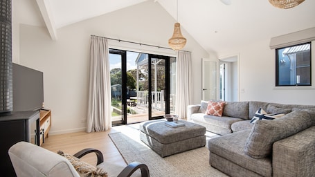 Smart TV, fireplace, table football, ping pong. Barker Cottage with Spa in Flinders