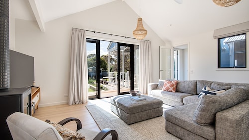 Barker Cottage with Spa in Flinders