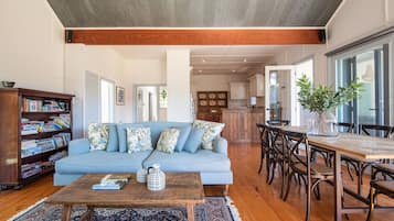 智能电视、壁炉、桌上足球、乒乓球