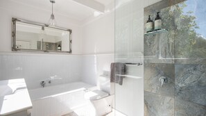Bathtub, hair dryer, towels - Barker Cottage with Spa in Flinders (Flinders)