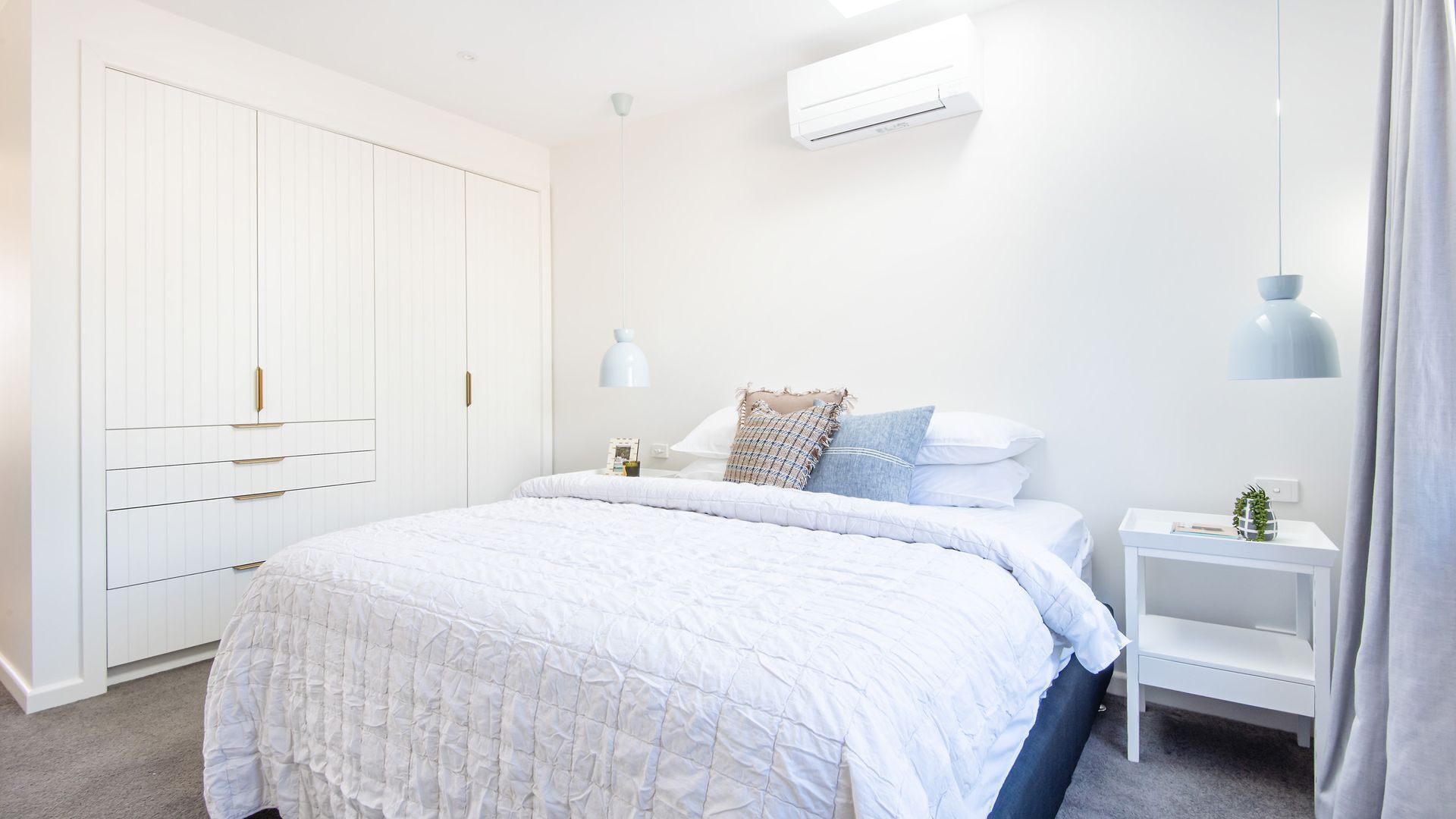 5 bedrooms, desk, iron/ironing board, travel crib