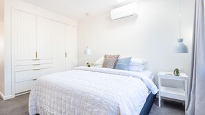 5 Schlafzimmer, Schreibtisch, Bügeleisen/Bügelbrett, Reisekinderbett