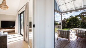 Smart TV, fireplace, foosball, table tennis - Barker Cottage with Spa in Flinders (Flinders)