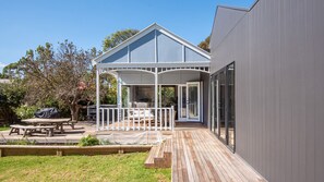 Outdoor dining - Barker Cottage with Spa in Flinders (Flinders)