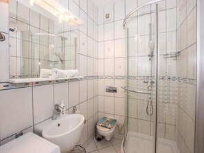 Apartment (One Bedroom Apartment with Balcony an) | Bathroom | Shower, towels