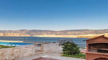 Apartment (One Bedroom Apartment with Balcony an) | BBQ/picnic Area