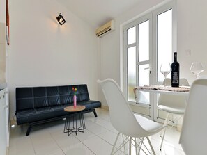 Leilighet (One bedroom apartment with Balcony an) | Oppholdsrom | TV