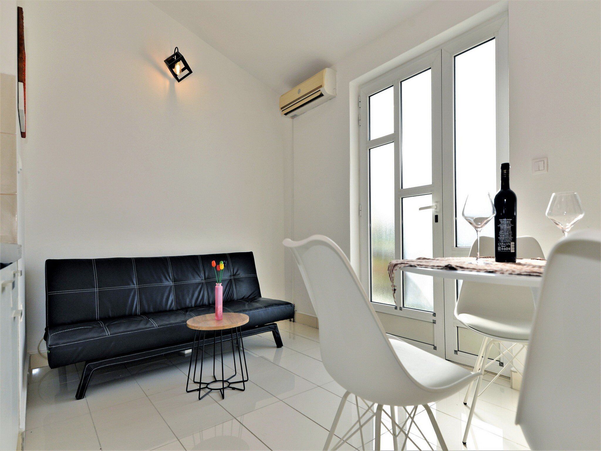 Appartement (One bedroom apartment with Balcony an) | Woonkamer | Een televisie