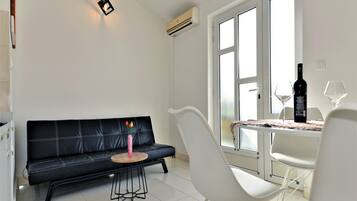 Appartement (One bedroom apartment with Balcony an) | Woonkamer | Een televisie