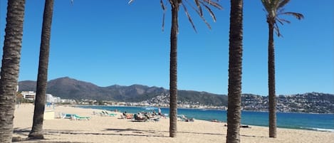 靠近海滩