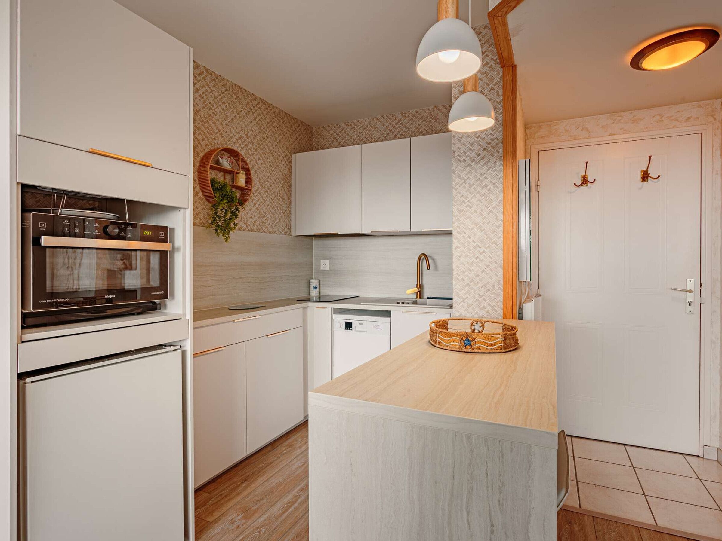 Coffee/tea maker, fridge, microwave, stovetop