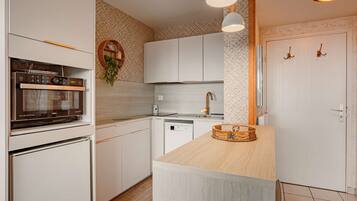 Coffee/tea maker, fridge, microwave, stovetop