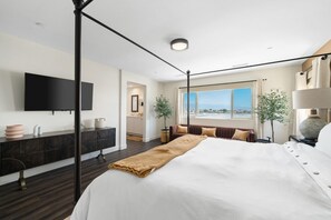 7 makuuhuonetta, työpöytä, silitysrauta/-lauta, vauvan matkasänky