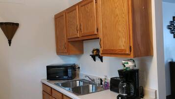 Frigorifero, microonde, piano cottura, macchina per tè/caffè