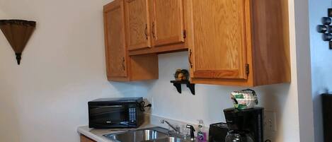 Refrigerador, microondas, parrilla de estufa y cafetera y tetera