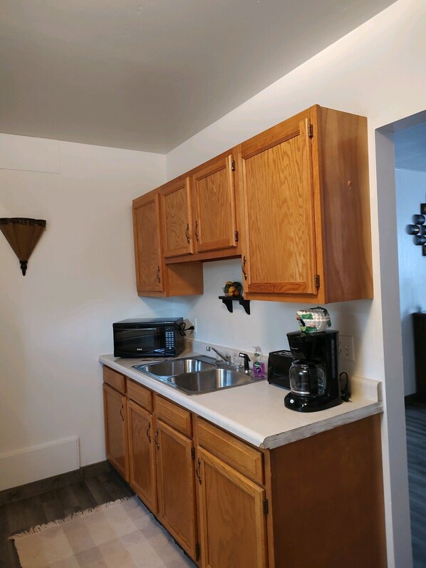 Jääkaappi, mikroaaltouuni, liesi, kahvin-/teenkeitin