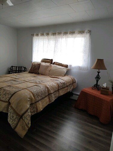 quiet,walking distance to gas Station, Grocery Store, Restaurant & Bars