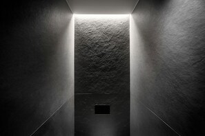 Double Room | Bad | Designertoalettartikler, hårføner, badekåper og tøfler