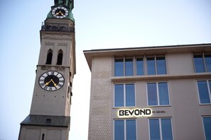 Unclassified image, 3 of 72, button - BEYOND by Geisel (Munich)