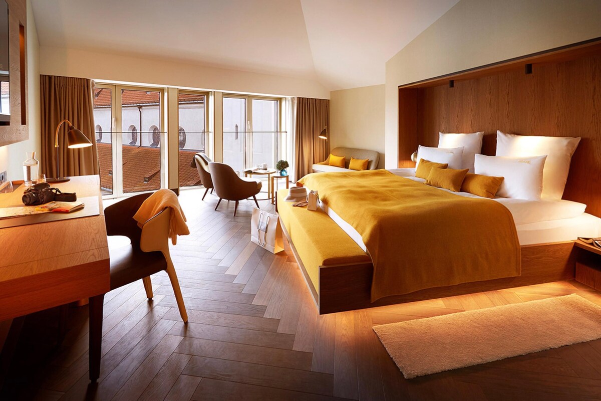 Junior Suite (Church View)