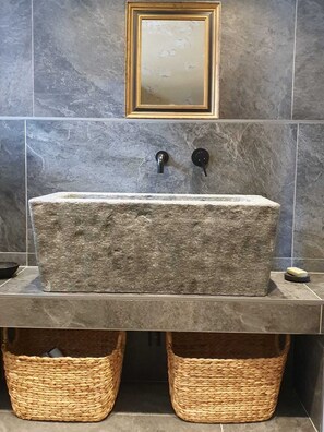Douche, sèche-cheveux, serviettes fournies, savon