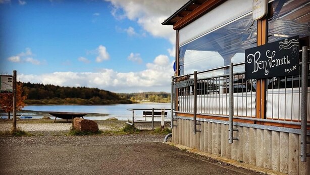 A building with a sign reading "Ben Venut 9". - HM- Holiday home 1 Deluxe Krombachtalsperre (Driedorf)